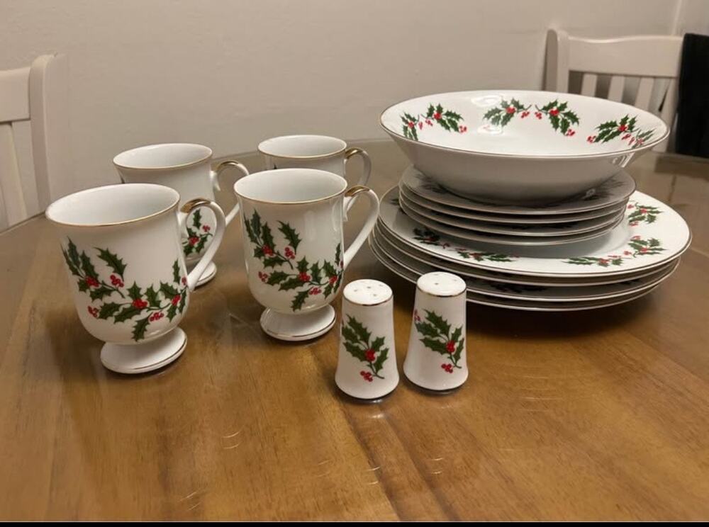 Christmas porcelain & gold Macy’s “All the Trimmings” 4 piece vintage dinner set